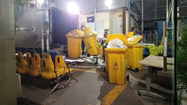 Thu gom chất thải y tế ở Bệnh viện Tim Hà Nội.