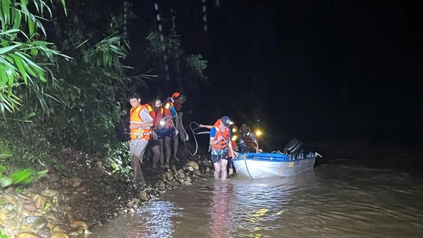 Lực lượng cứu hộ đưa 6 người dân bị mắc kẹt trong rừng ra khỏi nơi nguy hiểm.