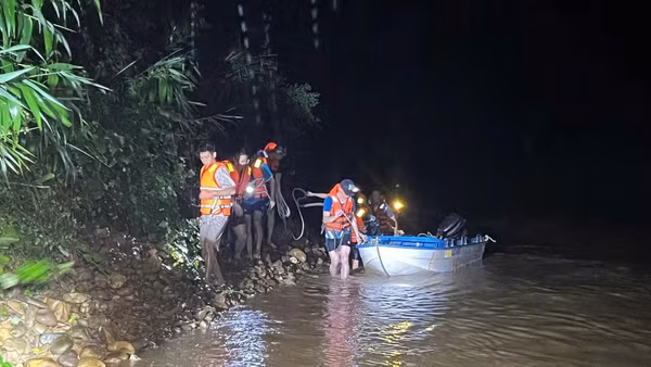 Lực lượng cứu hộ đưa 6 người dân bị mắc kẹt trong rừng ra khỏi nơi nguy hiểm.