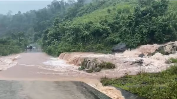 Mưa lớn khiến giao thông bị chia cắt tại xã Tà Rụt, tỉnh Quảng Trị.