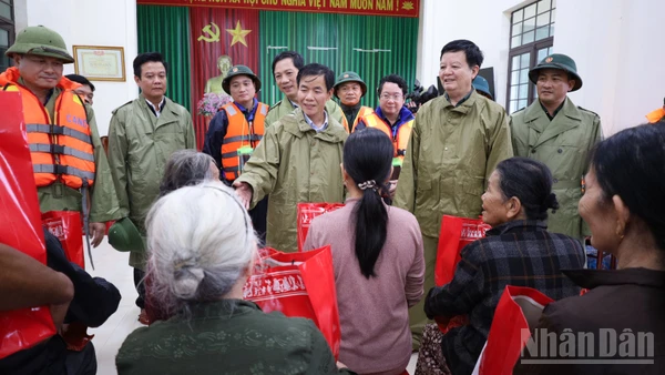 Phó Thủ tướng Chính phủ Mai Văn Chính thăm, tặng quà động viên bà con vùng "rốn lũ" tại xã Diên Sanh, tỉnh Quảng Trị.