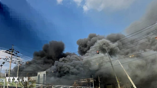 Hiện trường vụ hỏa hoạn tại nhà máy phụ tùng ôtô ở Daejeon, Hàn Quốc, ngày 20/3/2026. (Ảnh: Yonhap/TTXVN)