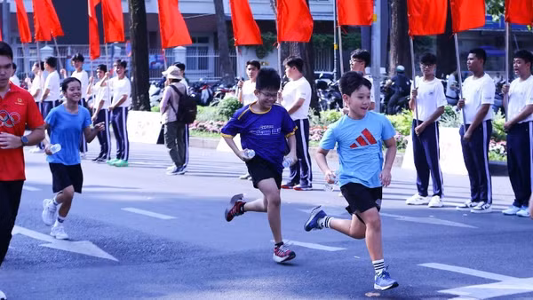 Các vận động viên nhí tham gia Ngày chạy Olympic.