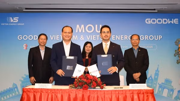Đại diện Vietsin Energy Group và GoodWe Việt Nam ký kết hợp tác chiến lược về năng lượng tái tạo.