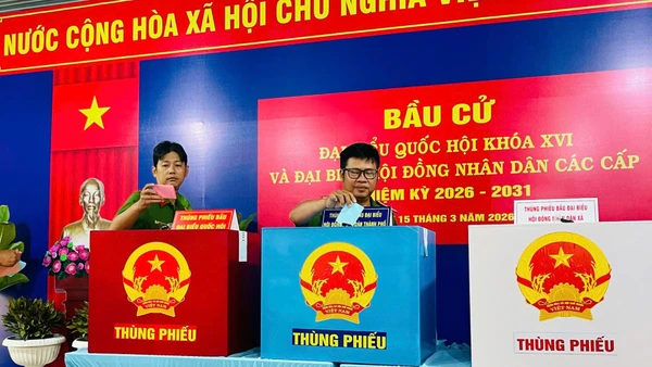 Các cử tri bỏ phiếu tại xã Xuân Thới Sơn. (Ảnh: Công an cung cấp)