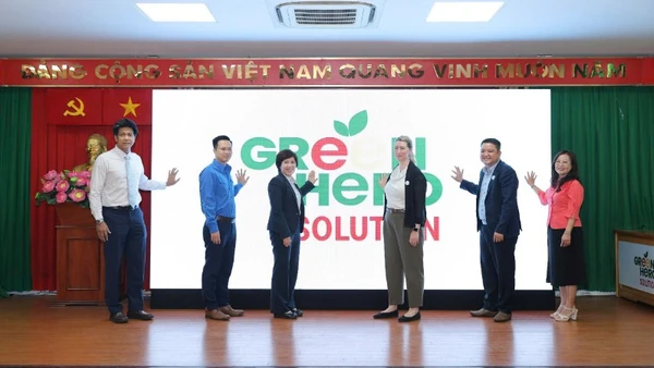 Các đại biểu thực hiện nghi thức ra mắt dự án Green Hero Solution.