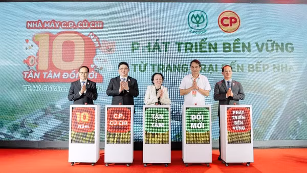 Các đại biểu khởi động nghi thức kỷ niệm “Nhà máy C.P. Củ Chi: 10 năm tận tâm đổi mới, phát triển bền vững từ trang trại đến bếp nhà”.