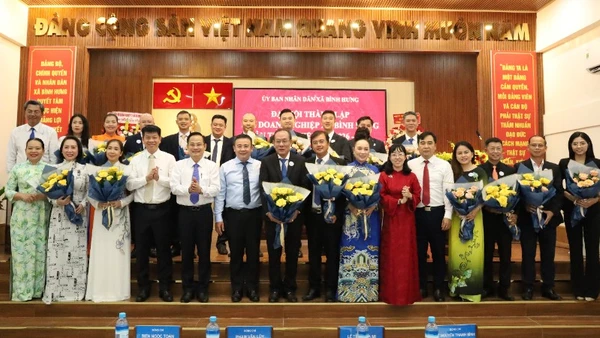 Lãnh đạo Hiệp hội doanh nghiệp Thành phố Hồ Chí Minh và địa phương chúc mừng Ban chấp hành Hội Doanh nghiệp xã Bình Hưng ra mắt. 