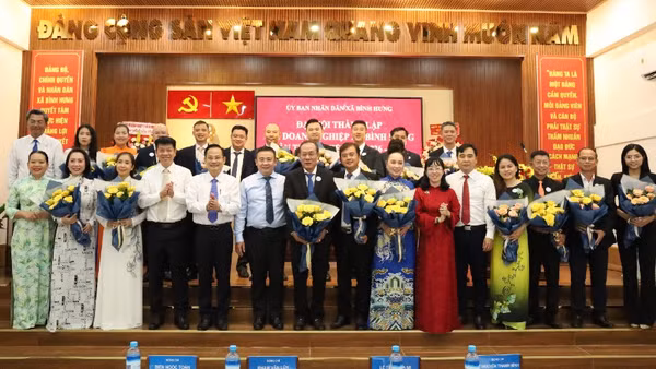 Lãnh đạo Hiệp hội doanh nghiệp Thành phố Hồ Chí Minh và địa phương chúc mừng Ban chấp hành Hội Doanh nghiệp xã Bình Hưng ra mắt. 