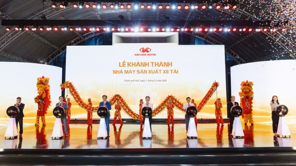 Các đại biểu thực hiện nghi thức khánh thành nhà máy sản xuất xe tải. (Ảnh: Kim Long Motor)