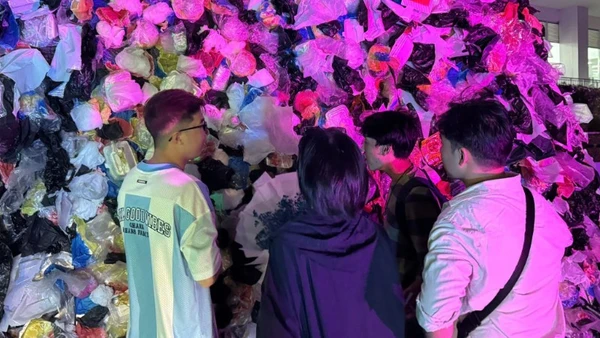 Các sinh viên tham quan, tìm hiểu về các tác phẩm trưng bày tại triển lãm.