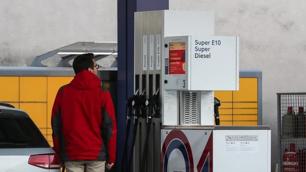 Người đàn ông nhìn vào bảng giá nhiên liệu tại 1 trạm xăng ở thủ đô Berlin, Đức. (Ảnh: THX)