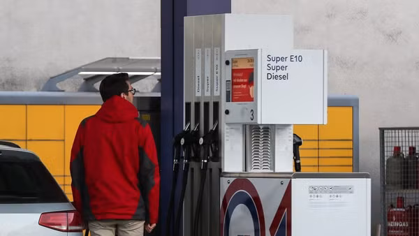 Người đàn ông nhìn vào bảng giá nhiên liệu tại 1 trạm xăng ở thủ đô Berlin, Đức. (Ảnh: THX)