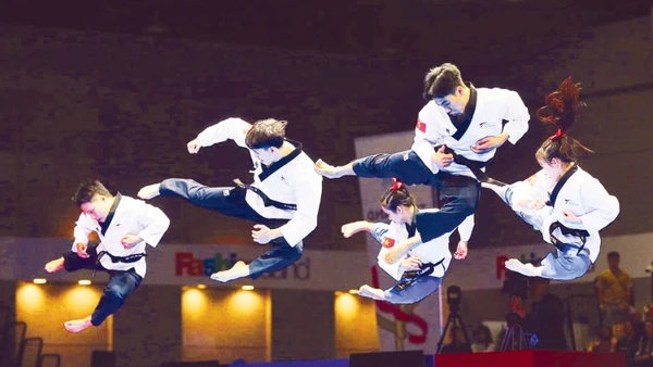 Các võ sĩ Taekwondo Việt Nam đoạt Huy chương vàng nội dung quyền biểu diễn sáng tạo hỗn hợp tại SEA Games 33. (Ảnh QUYẾT THẮNG)