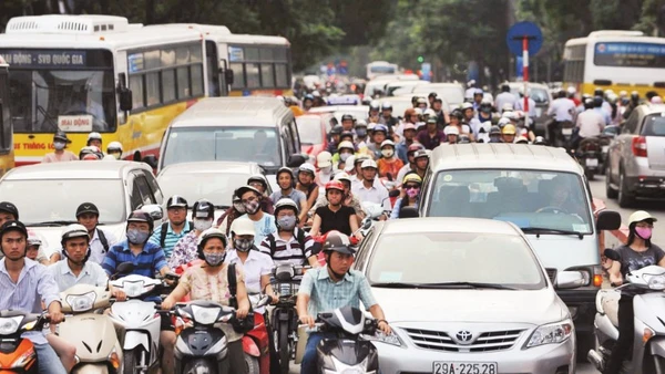 Tăng cường kiểm soát khí thải động cơ phương tiện giao thông là một trong những biện pháp hiệu quả hướng đến mục tiêu Net Zero vào năm 2050. (Ảnh KHÁNH AN)