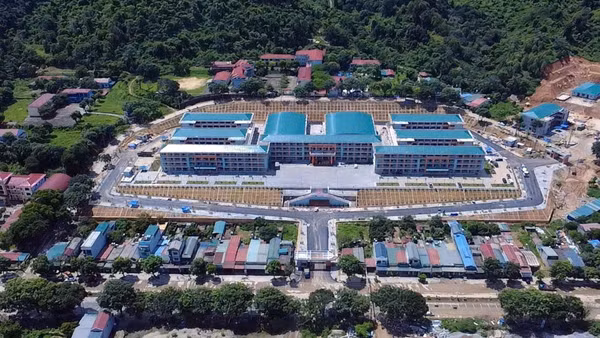 Toàn cảnh trường nội trú liên cấp Phong Thổ sau gần 8 tháng thi công liên tục đã cơ bản hoàn thành sẵn sàng khánh thành đưa vào sử dụng.