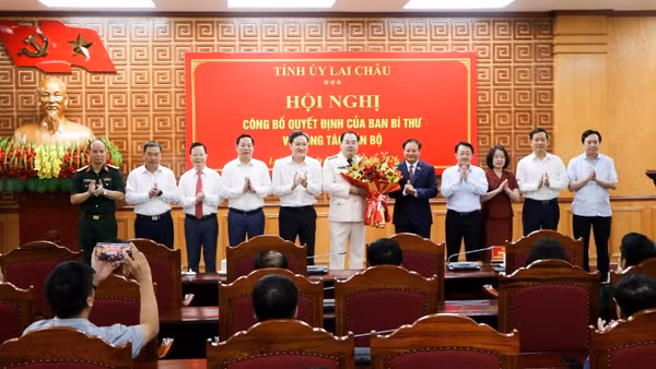 Ban Thường vụ Tỉnh ủy Lai Châu tặng hoa chúc mừng Đại tá Bùi Quyết Toán.