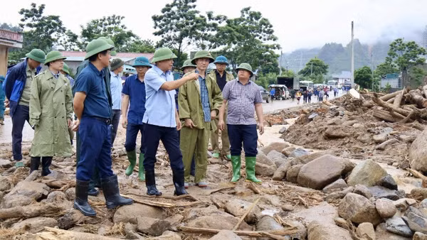 Lãnh đạo Bộ Nông nghiệp và Môi trường cùng lãnh đạo tỉnh Lai Châu kiểm tra tình hình khắc phục hậu quả mưa lũ ở xã Mường Than.