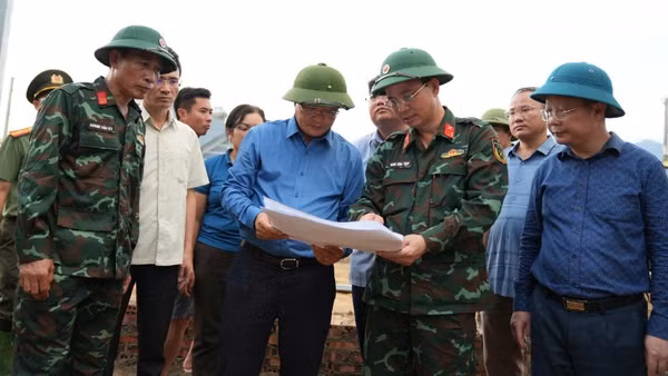 Bí thư Tỉnh ủy Lai Châu kiểm tra việc triển khai xây dựng khu tái định cư cho các hộ dân bị mất nhà do lũ quét.