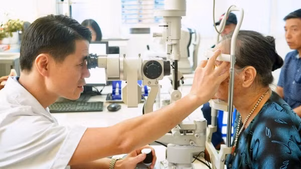 Các bác sĩ Bệnh viện đa khoa tỉnh Lai Châu khám và mổ mắt miễn phí cho người có công. 