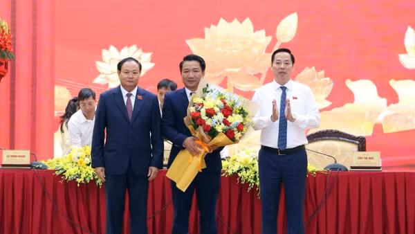 Lãnh đạo tỉnh Lai Châu tặng hoa chúc mừng tân Phó Chủ tịch Hội đồng nhân dân tỉnh.