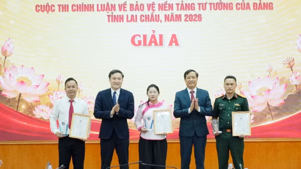 Ban tổ chức trao giải cho các tác giả đoạt giải A của cuộc thi.