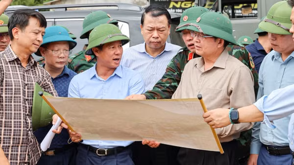 Phó Thủ tướng Hồ Quốc Dũng cùng đoàn công tác kiểm tra tại hiện trường vụ lũ quét tại xã Mường Than.