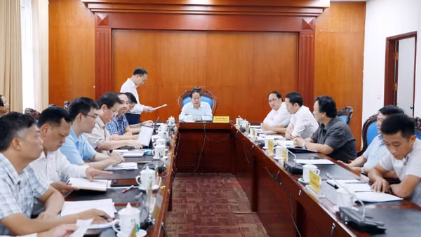 Các đại biểu tham dự buổi họp nhằm tháo gỡ khó khăn trong quá trình triển khai các dự án trường liên cấp.