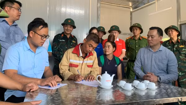 Chính quyền địa phương bàn giao nhà cho các hộ dân.
