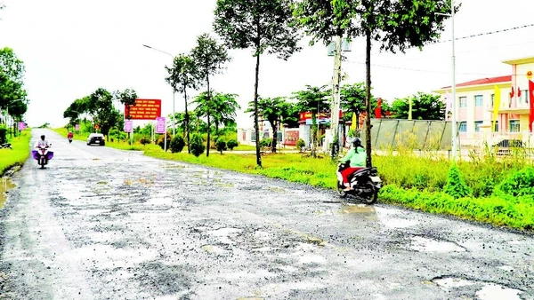 1. Chi chít lồi lõm, dày đặc trên tuyến đường Xuyên Á, đoạn trước Ủy ban nhân dân xã Đông Hòa.