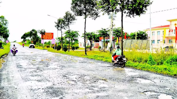 1. Chi chít lồi lõm, dày đặc trên tuyến đường Xuyên Á, đoạn trước Ủy ban nhân dân xã Đông Hòa.