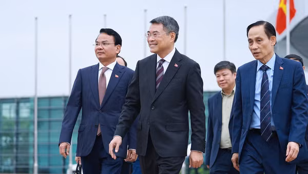 Thủ tướng Lê Minh Hưng rời Hà Nội sang tham dự Hội nghị Cấp cao Kỷ niệm 35 năm quan hệ ASEAN-Nga tại Kazan. (Ảnh: Dương Giang/TTXVN)