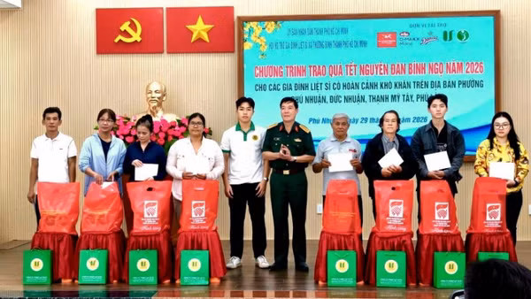 Trao quà Tết cho gia đình liệt sĩ tại Thành phố Hồ Chí Minh.