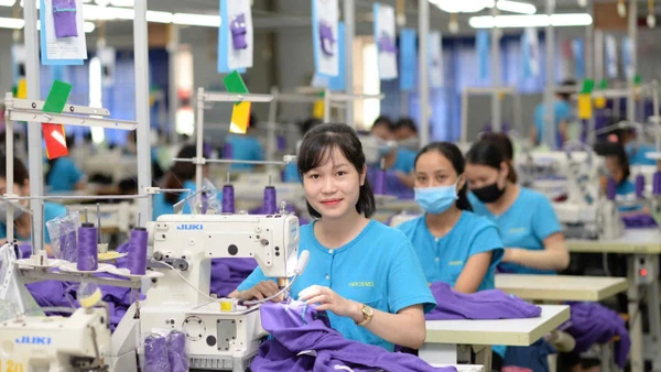 Công nhân nữ làm việc hứng khởi tại cơ sở sản xuất của Tổng công ty Cổ phần Dệt may Hà Nội (Hanosimex).