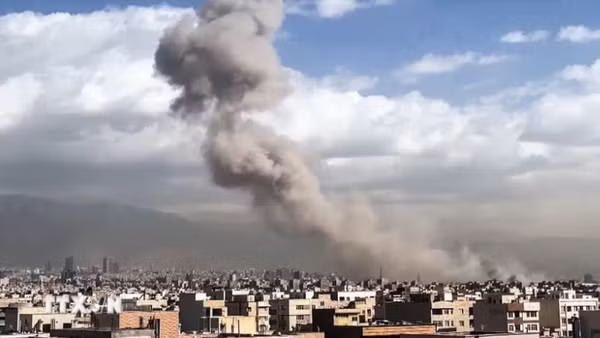 Khói bốc lên sau vụ không kích của lực lượng Mỹ-Israel nhằm vào thủ đô Tehran, Iran. (Ảnh: ANI/TTXVN)