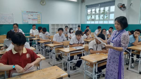 Các thí sinh bình tĩnh bước vào ngày thi đầu tiên.