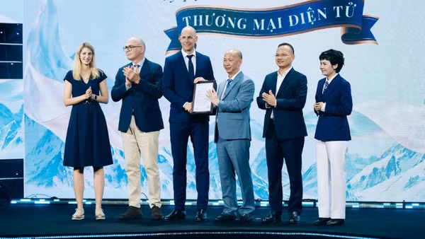 Đại diện Tập đoàn HOCHDORF (Thụy Sĩ) trao chứng nhận ủy quyền phân phối trên nền tảng thương mại điện tử sản phẩm sữa Bimbosan tại thị trường Việt Nam cho Công ty Cổ phần BT Việt Nam.