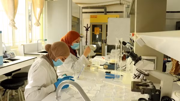 Phòng Thí nghiệm vi sinh hiện đại của Trường đại học Skikda, Algeria. (Ảnh: TTXVN)