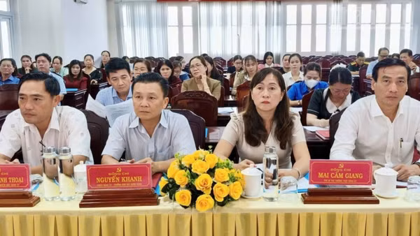 Đảng ủy và Ủy ban nhân dân xã Hòa Bình tổ chức Hội nghị chuyên đề về việc sắp xếp các trường học trên địa bàn xã.