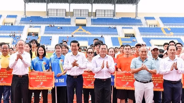 Các đồng chí lãnh đạo dự lễ khai mạc Giải vô địch Điền kinh quốc gia tại tỉnh Cà Mau. (Ảnh: HỮU THỌ)