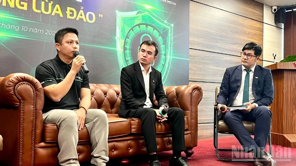 Chuyên gia an ninh mạng Ngô Minh Hiếu và các đại biểu chia sẻ thông tin về thực trạng, giải pháp phòng, chống lừa đảo công nghệ cao. 