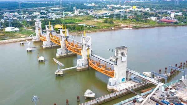 Một cống ngăn triều thuộc giải quyết ngập do triều khu vực Thành phố Hồ Chí Minh có xét đến yếu tố biến đổi khí hậu, giai đoạn 1. 