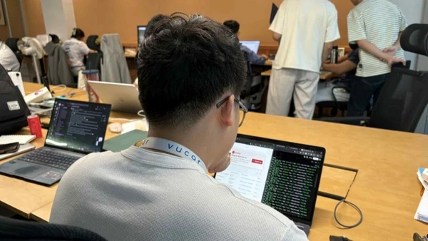 Các cộng sự nghiên cứu và thiết kế nền tảng cuutro.vucar.vn để kết nối các nhóm thiện nguyện thực hiện công tác cứu trợ tại các địa phương gặp thiên tai, bão lũ. 