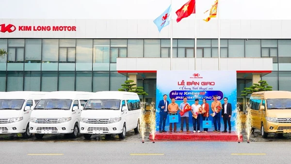 Tuổi Trẻ Evnhcmc Triển Khai Các Công Trình Gắn Với Chuyển Đổi Số, An Sinh Xã Hội Đại Diện Kim Long Motor Huế Trao Xe Đến Các Khách Hàng Tham Gia Chương Trình (Ảnh: Kim Long)