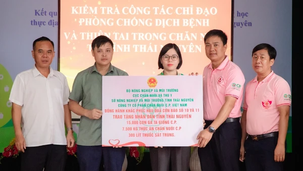 Đại diện Cục Chăn nuôi và Thú y và đại diện C.P. Việt Nam trao hỗ trợ cho người dân tỉnh Thái Nguyên gặp thiên tai, bão lũ. 