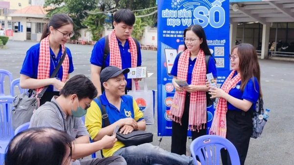 Sinh viên Học viện Cán bộ Thành phố Hồ Chí Minh trao đổi, hướng dẫn người dân đến giao dịch hành chính tại Ủy ban nhân dân phường Bình Thạnh.