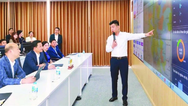 Đại diện Viettel Thái Nguyên báo cáo tiến độ triển khai Trung tâm dữ liệu tỉnh. (Ảnh ANH TUẤN)