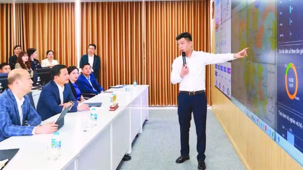 Đại diện Viettel Thái Nguyên báo cáo tiến độ triển khai Trung tâm dữ liệu tỉnh. (Ảnh ANH TUẤN)