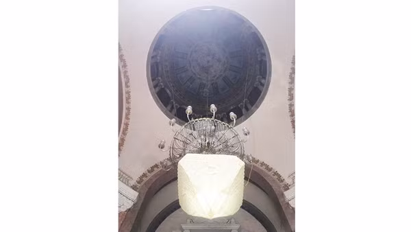 Tác phẩm “Nguồn sáng” của Vũ Xuân Đông (70cm x 70cm x 65cm), treo dưới đèn mái vòm của tòa nhà số 19 Lê Thánh Tông.