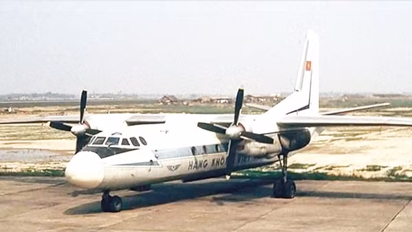 Máy bay An-24 có lịch trình bay Gia Lâm - Đà Nẵng - Tân Sơn Nhất.